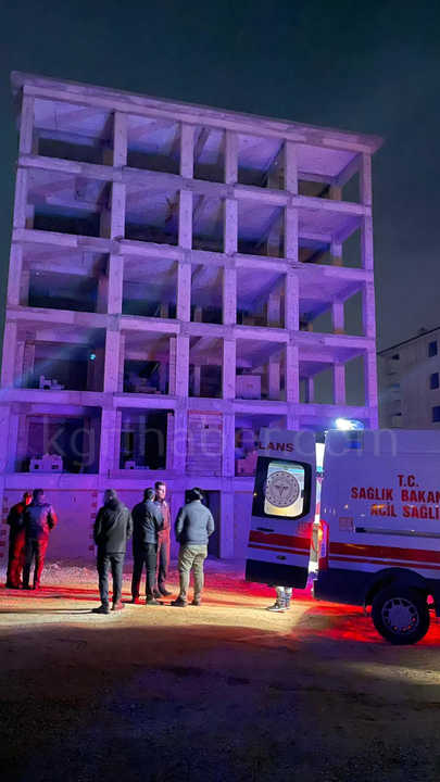 6 Katli Insaatin Catisina Cikti Polis Ekipleri Kurtardi6