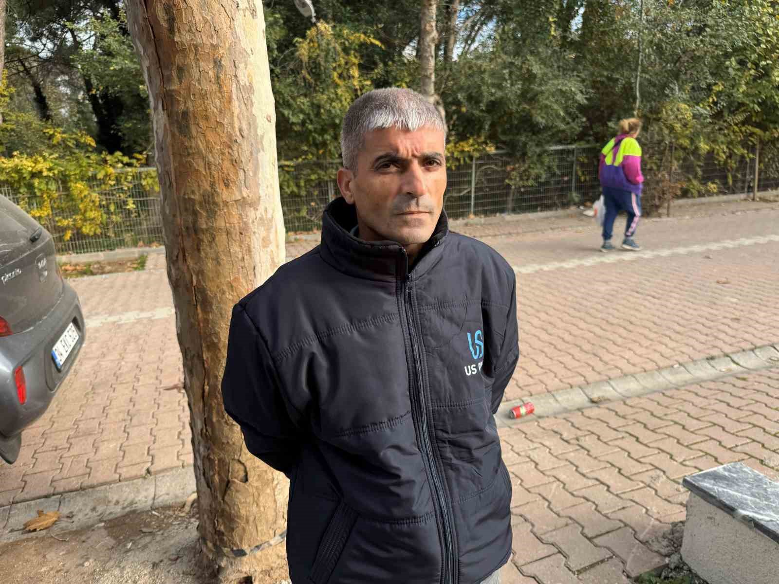 Agacin Dibindeki Supheli Posette Temizlik Gorevlisi 60 Bin Dolar Buldu (1)