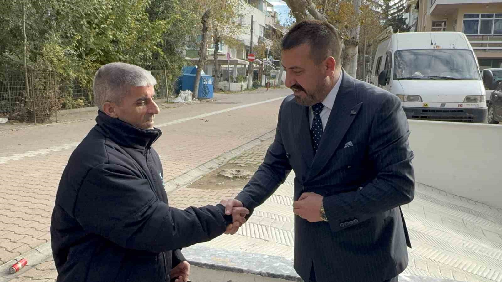 Agacin Dibindeki Supheli Posette Temizlik Gorevlisi 60 Bin Dolar Buldu (2)