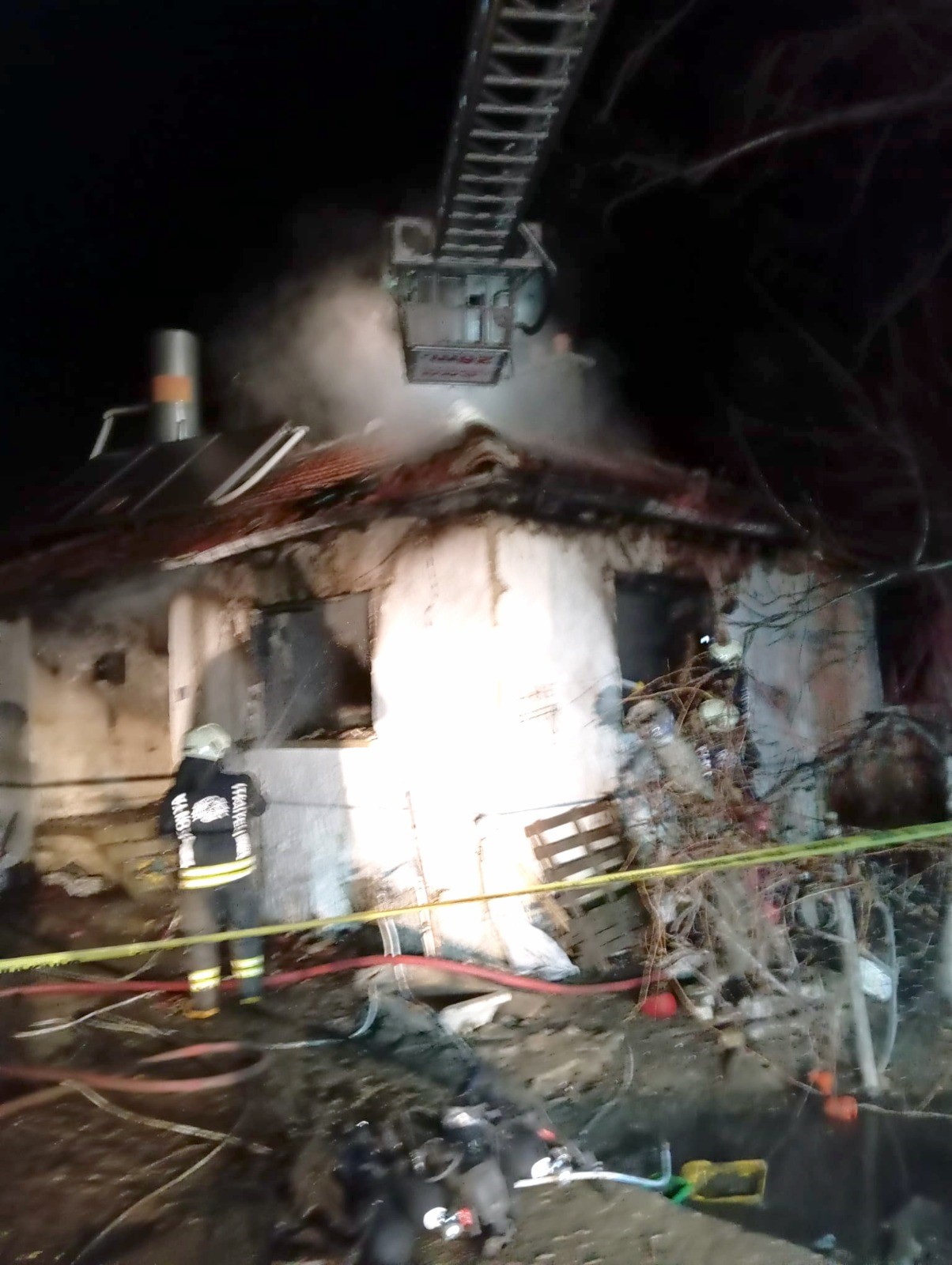 Alevlerin Icinden Kahreden Haber Annesini Kurtarmak Isterken Can Verdi (1)