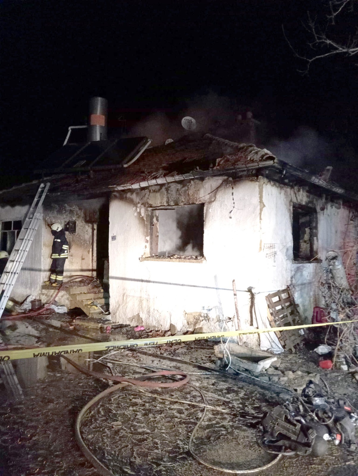 Alevlerin Icinden Kahreden Haber Annesini Kurtarmak Isterken Can Verdi (3)