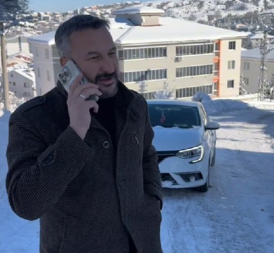 Baskan Yolda Kaldi Kendini Elestirdi (1)