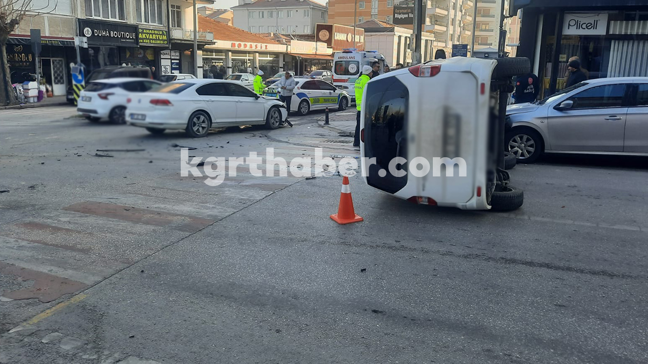 Buzlanan Yolda Feci Kaza Otomobil Yan Yatti1