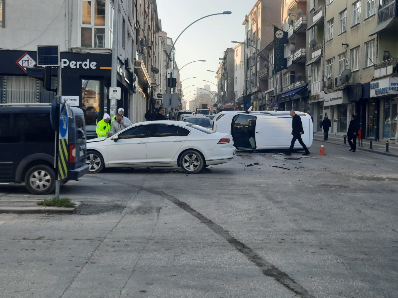 Buzlanan Yolda Feci Kaza Otomobil Yan Yatti4