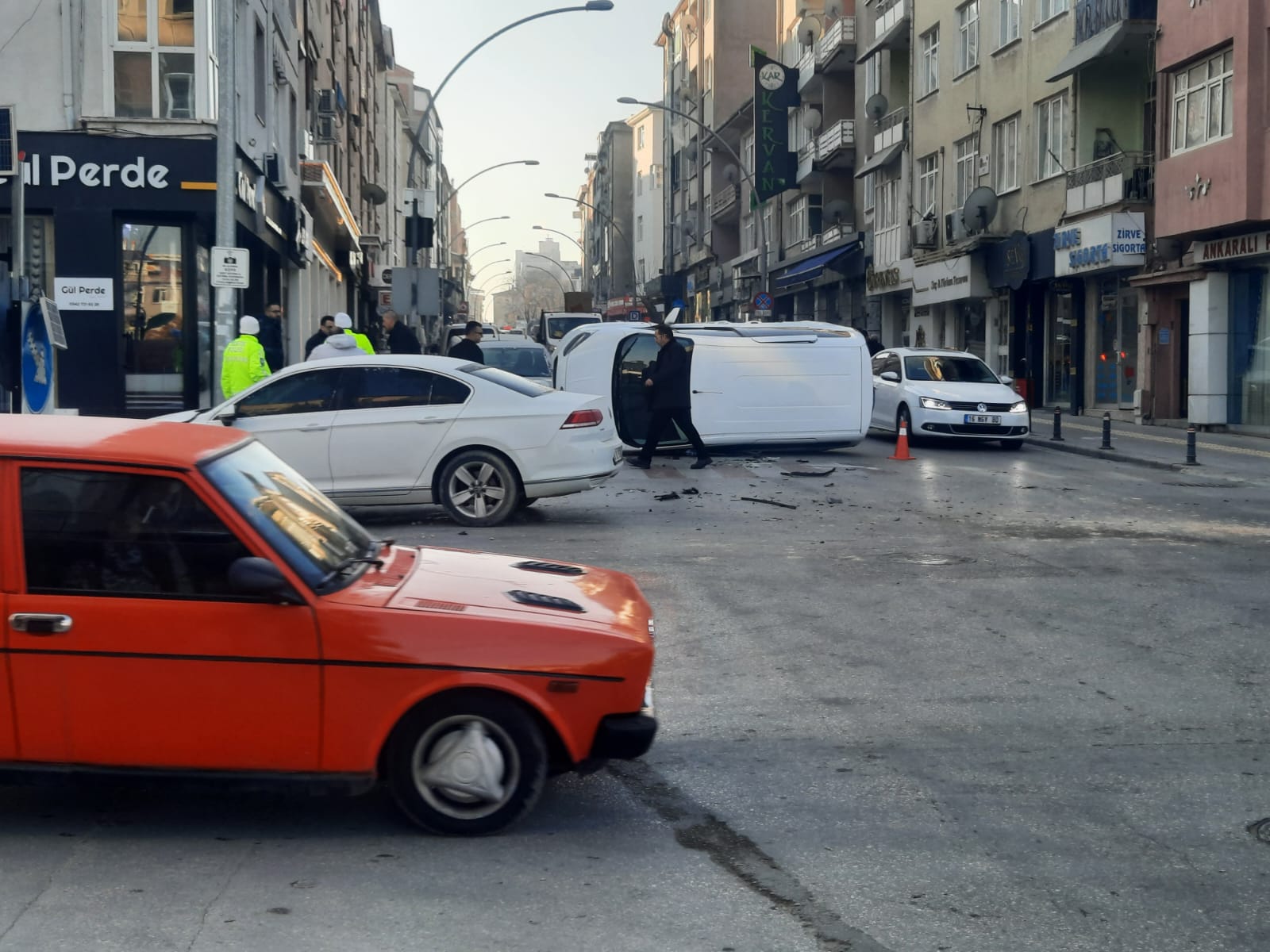 Buzlanan Yolda Feci Kaza Otomobil Yan Yatti5