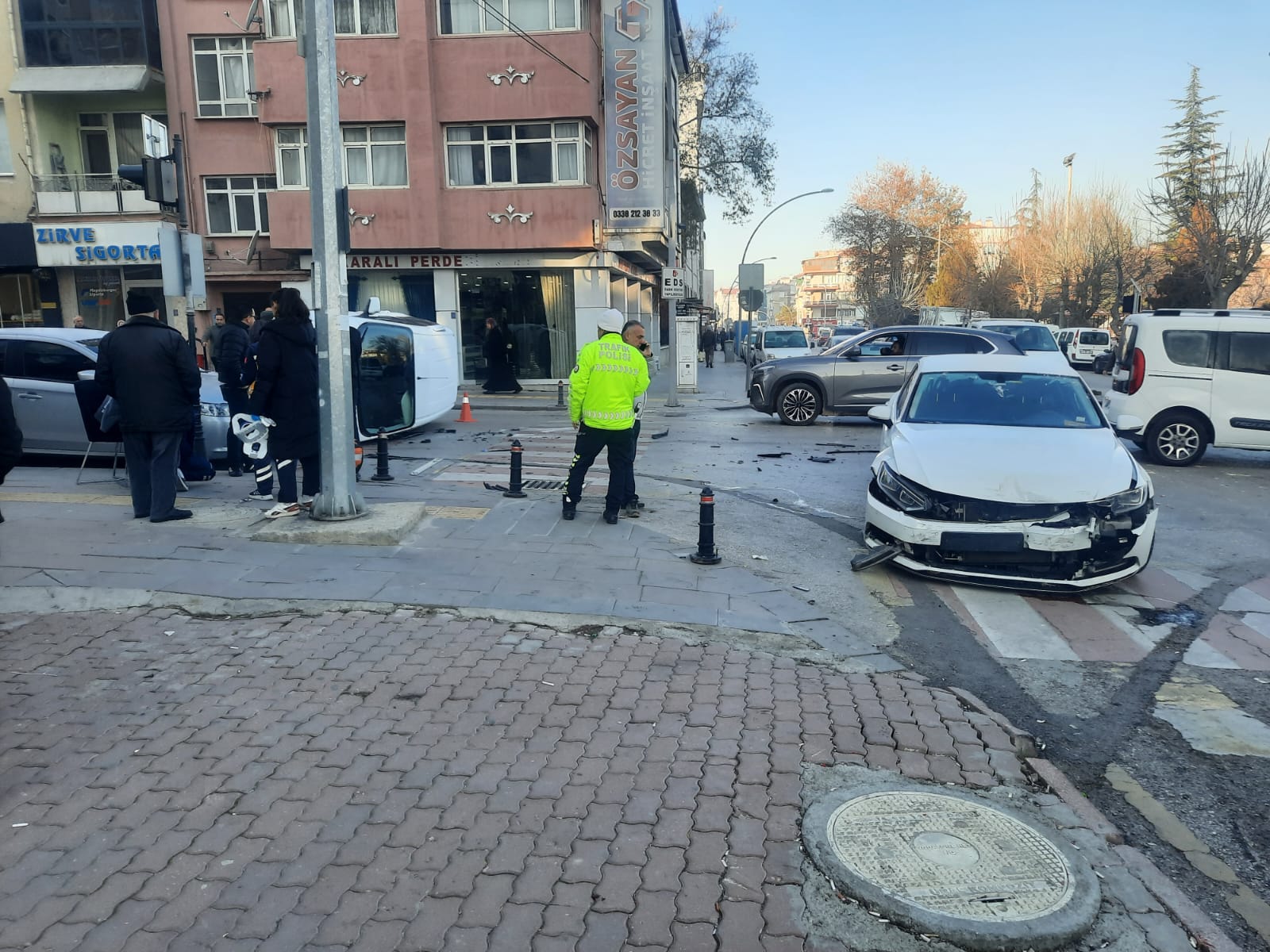 Buzlanan Yolda Feci Kaza Otomobil Yan Yatti6