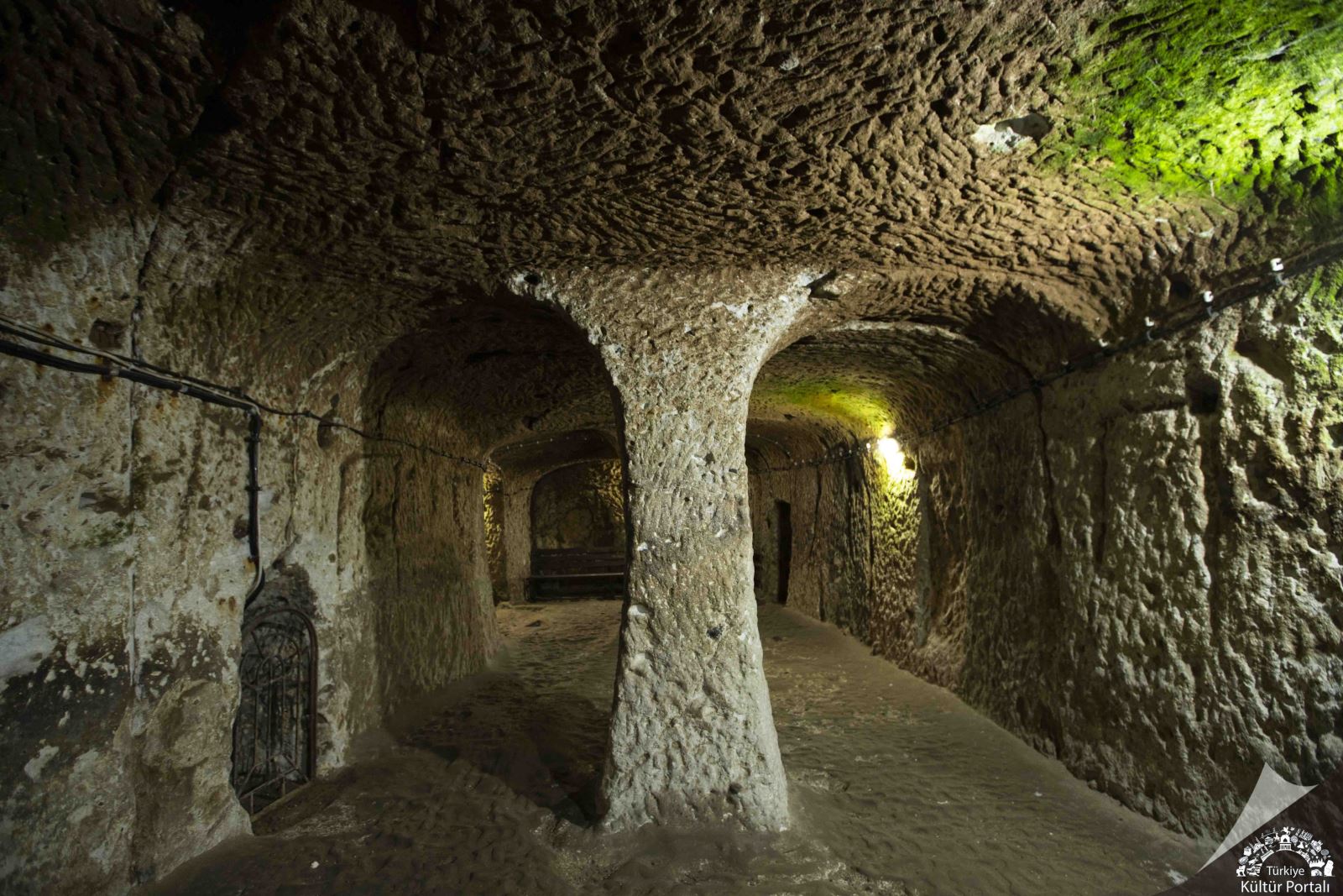 derinkuyu-yeralti-sehrinde-kimler-yasamis-ve-nasil-gidilir1