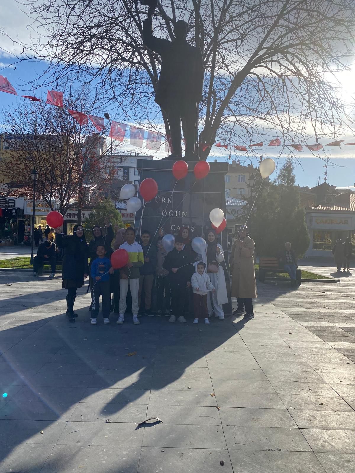 Engelliler Gününde Kırmızı Beyaz Balonlar Gökyüzüne Yükseldi1