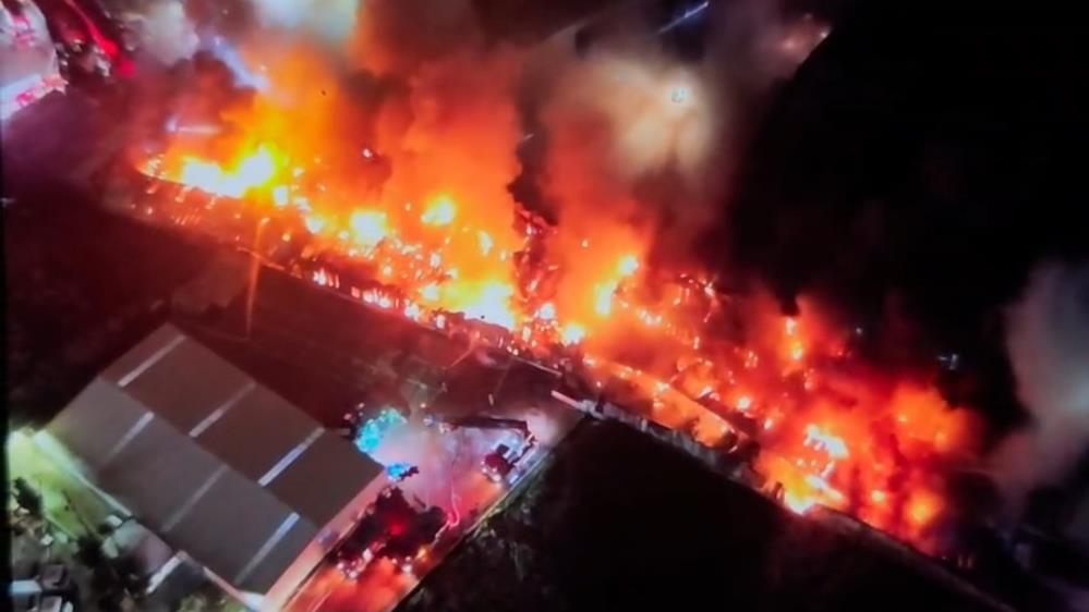 Esenyurtta Fabrikada Cikan Yangin Saatlerdir Sondurulemiyor1