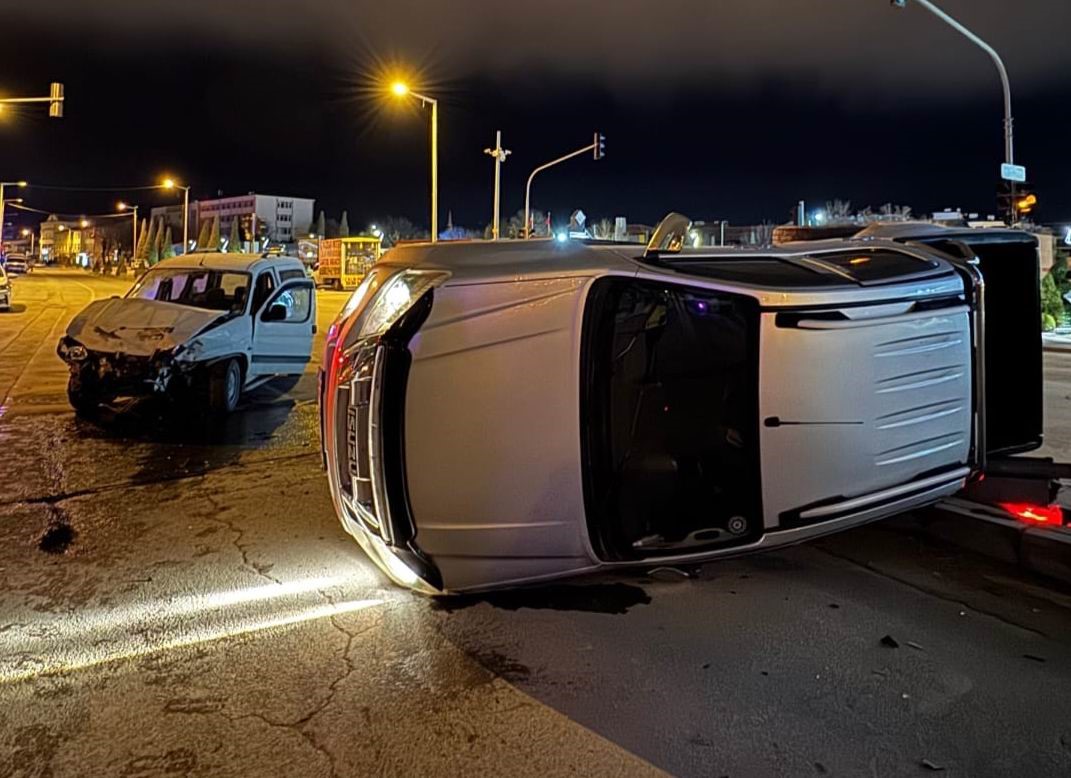 Iki Kamyonet Carpisti 2 Yarali (3)