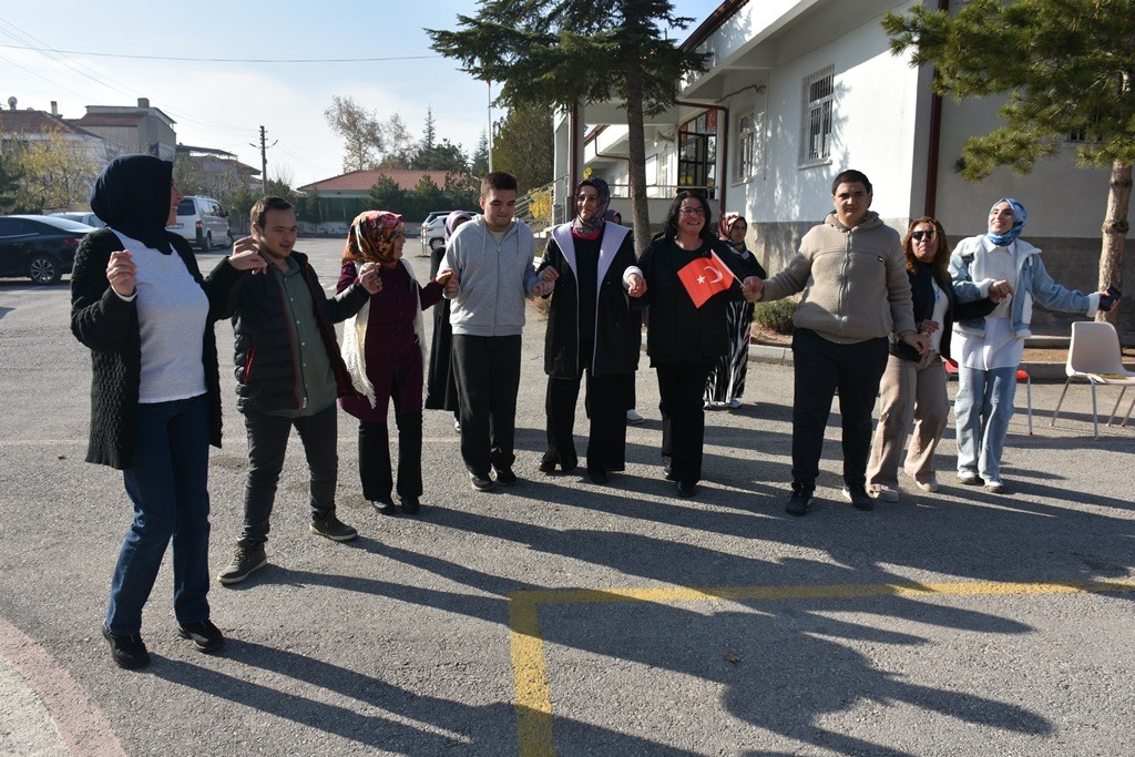 Karaman Halk Egitimi Merkezinde Sevgiyle Engelleri Astilar3