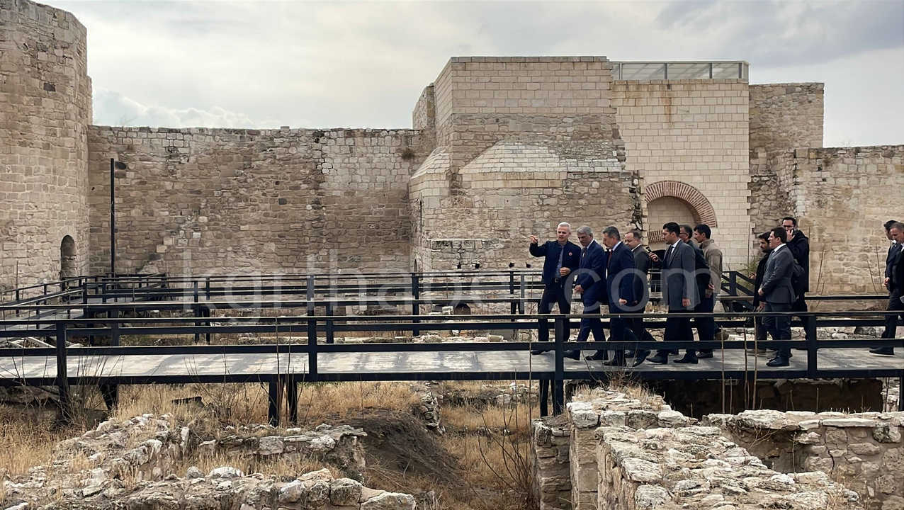 Karaman Kalesi Icin Onemli Ziyaret Bakan Yardimcisi Inceleme Yapti4