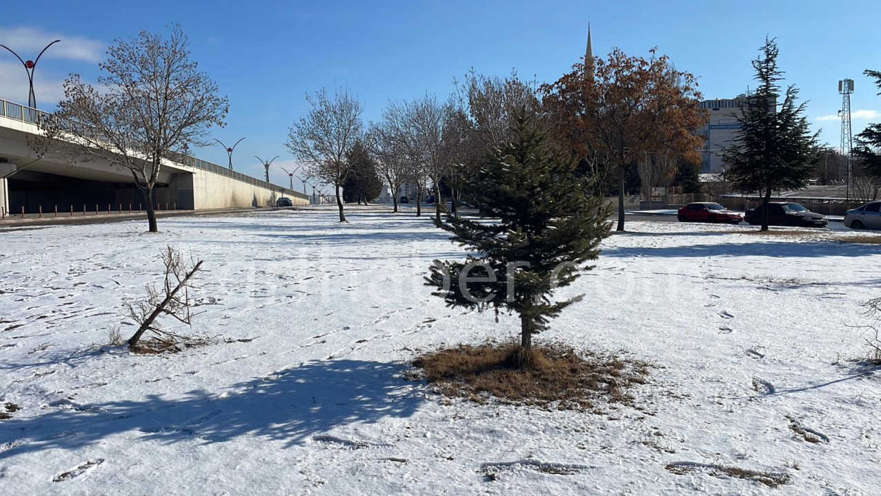 Karamanda Kar Yagisina Sevinen Sanayi Esnafi Kartopu Oynadi0