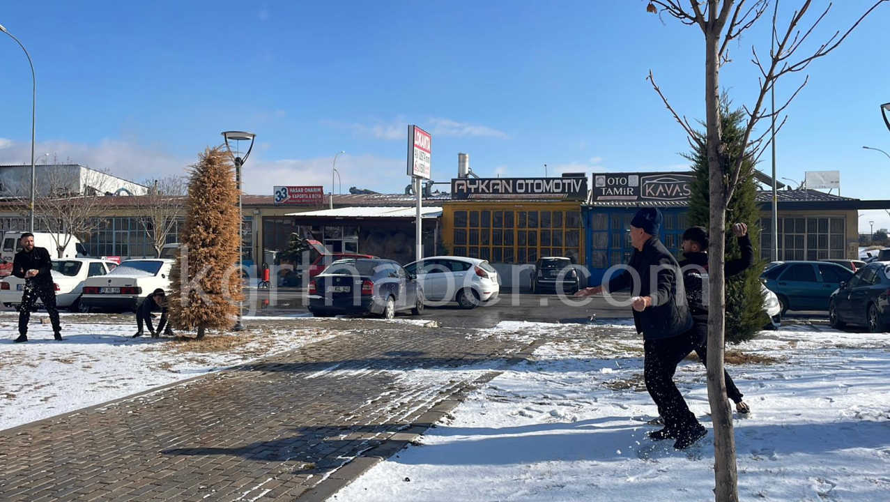 Karamanda Kar Yagisina Sevinen Sanayi Esnafi Kartopu Oynadi1