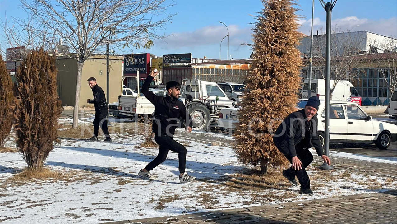 Karamanda Kar Yagisina Sevinen Sanayi Esnafi Kartopu Oynadi4