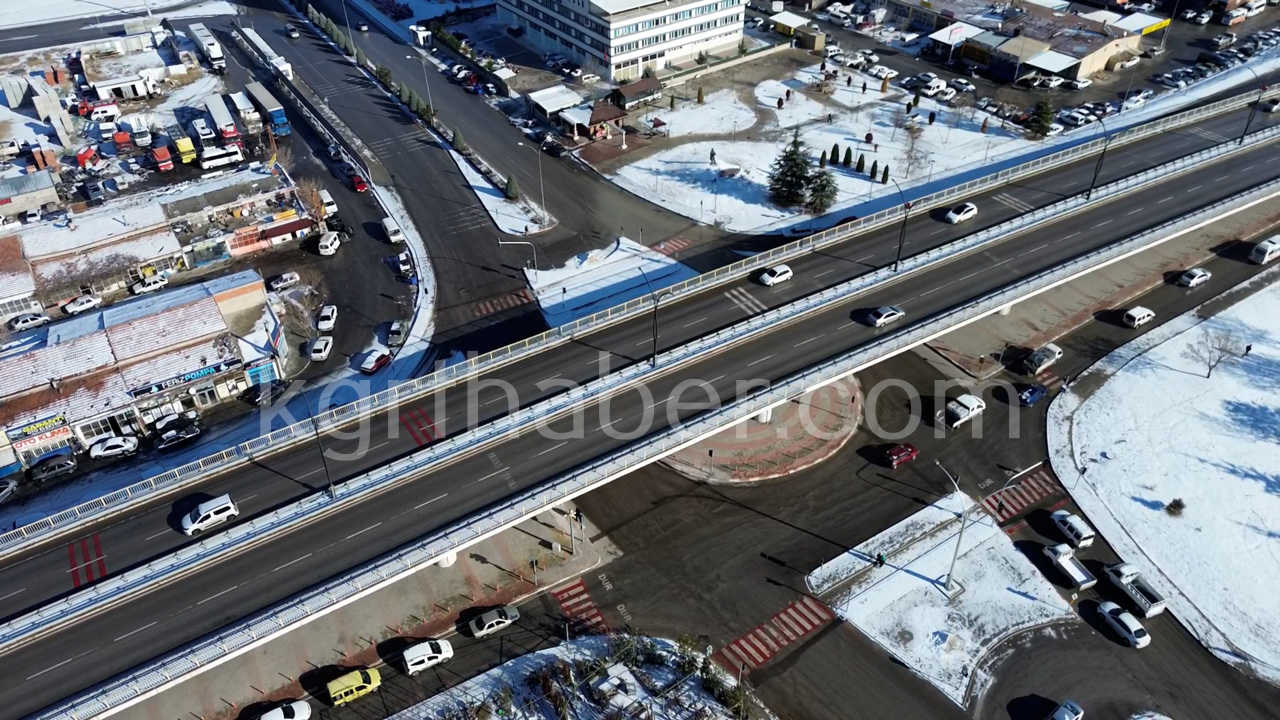 Karamanda Kar Yagisina Sevinen Sanayi Esnafi Kartopu Oynadi7