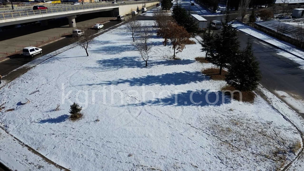 Karamanda Kar Yagisina Sevinen Sanayi Esnafi Kartopu Oynadi9