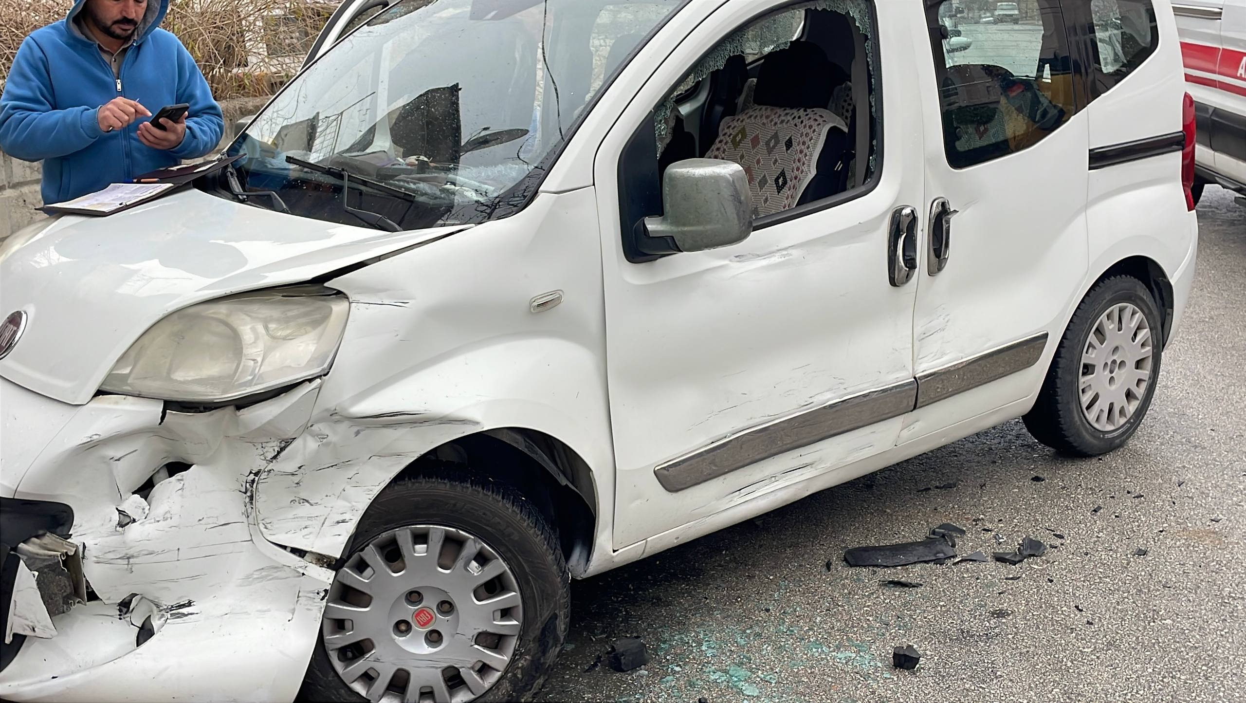 Karamanda Kavsakta Kaza Hafif Ticari Arac Ile Otomobil Carpisti (4)-1