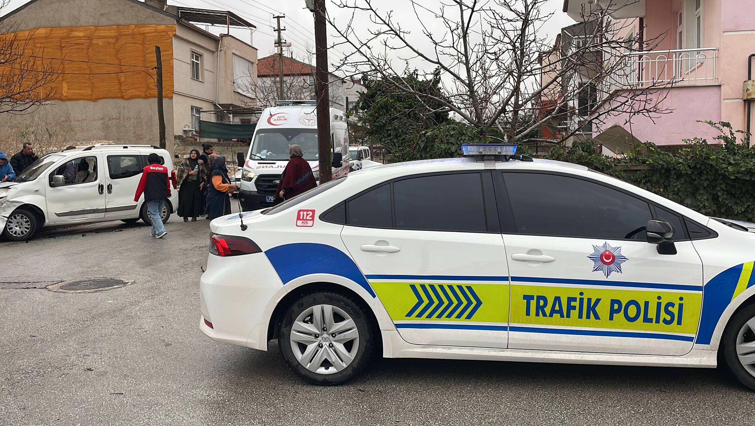 Karamanda Kavsakta Kaza Hafif Ticari Arac Ile Otomobil Carpisti (6)