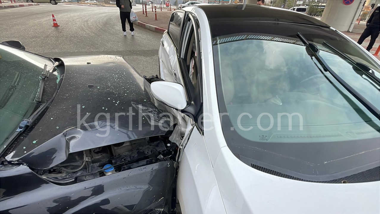 Karamanda O Kavsakta Carpistilar6