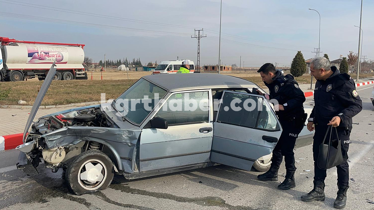 Karamanda O Kavsakta Kaza 3 Kisi Yaralandi4