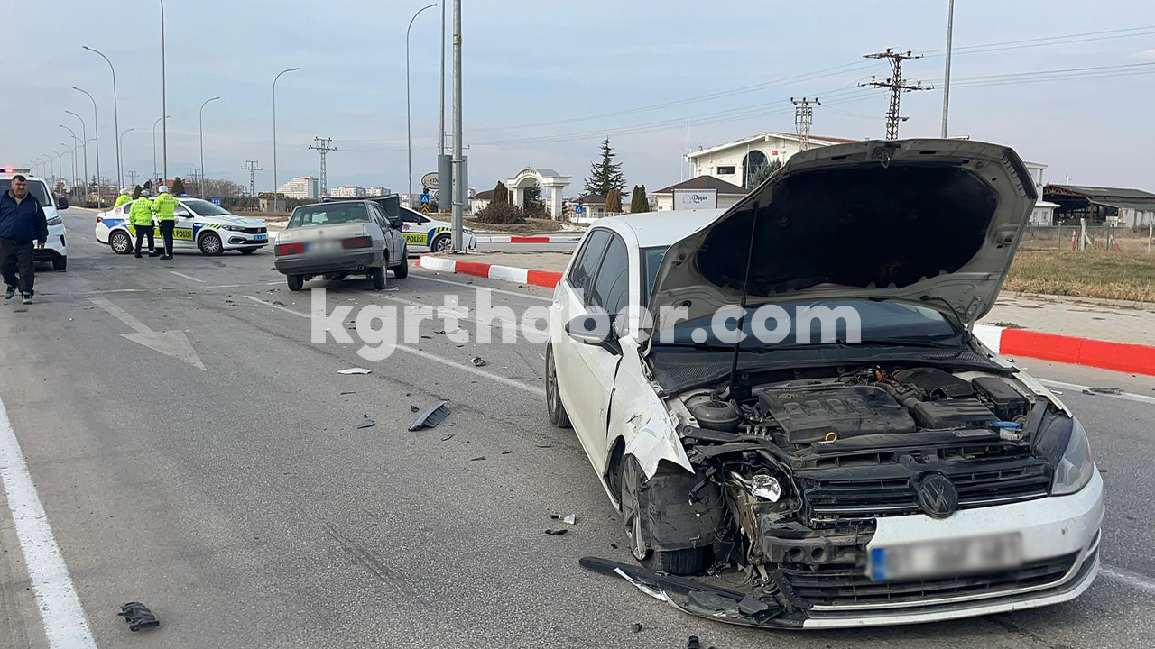 Karamanda O Kavsakta Kaza 3 Kisi Yaralandi5