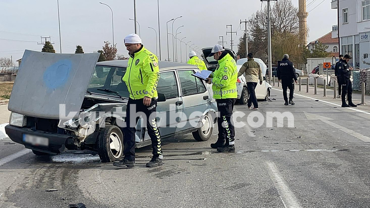 Karamanda O Kavsakta Kaza 3 Kisi Yaralandi7