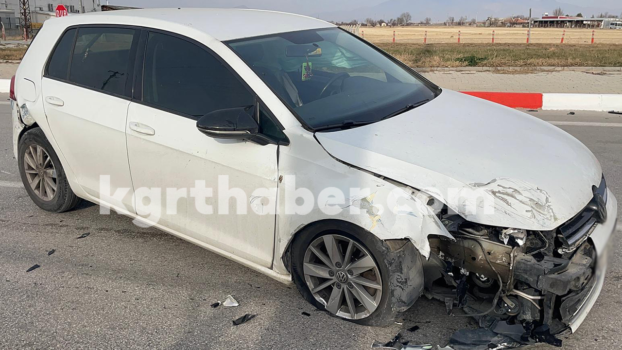 Karamanda O Kavsakta Kaza 3 Kisi Yaralandi8