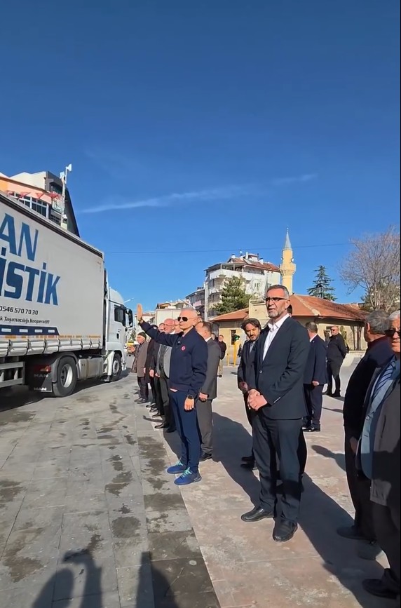 Karamandan 6 Yardim Tiri Gazzeye Dogru Yola Cikti (4)