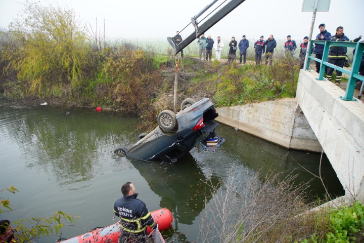 Kazada Hayatini Kaybeden Arkadasini Aracta Birakip Kactilar (3)