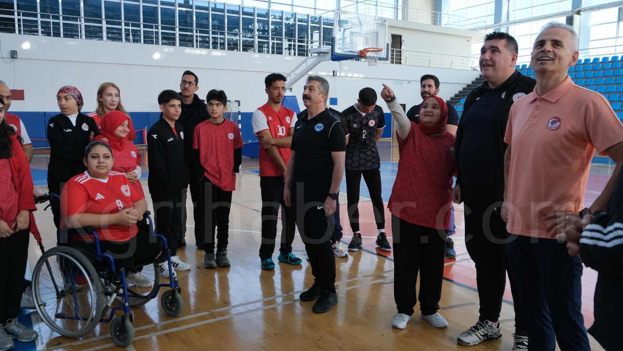 Kmude Farkindalik Maci Protokol Sporcularla Sahaya Indi0