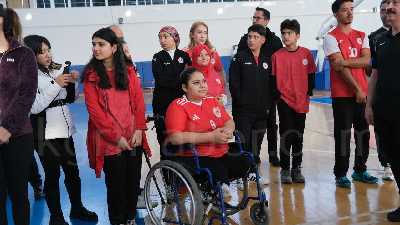 Kmude Farkindalik Maci Protokol Sporcularla Sahaya Indi1