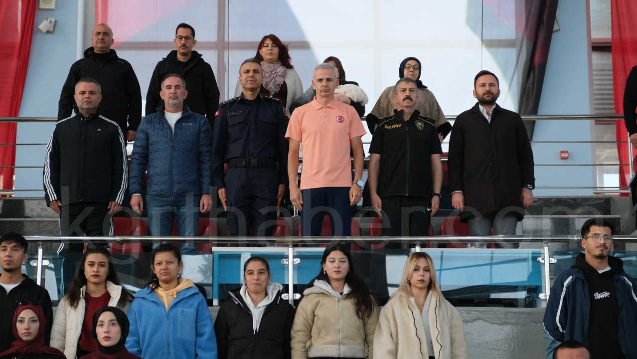 Kmude Farkindalik Maci Protokol Sporcularla Sahaya Indi2