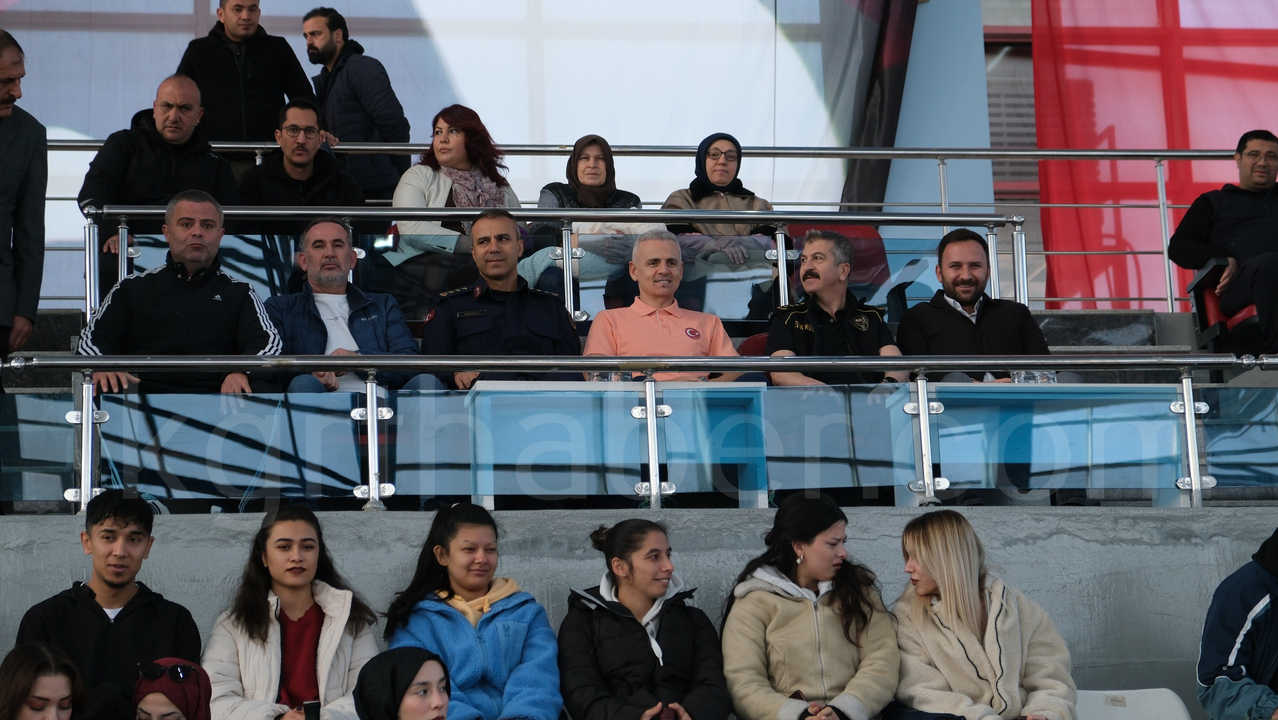 Kmude Farkindalik Maci Protokol Sporcularla Sahaya Indi3