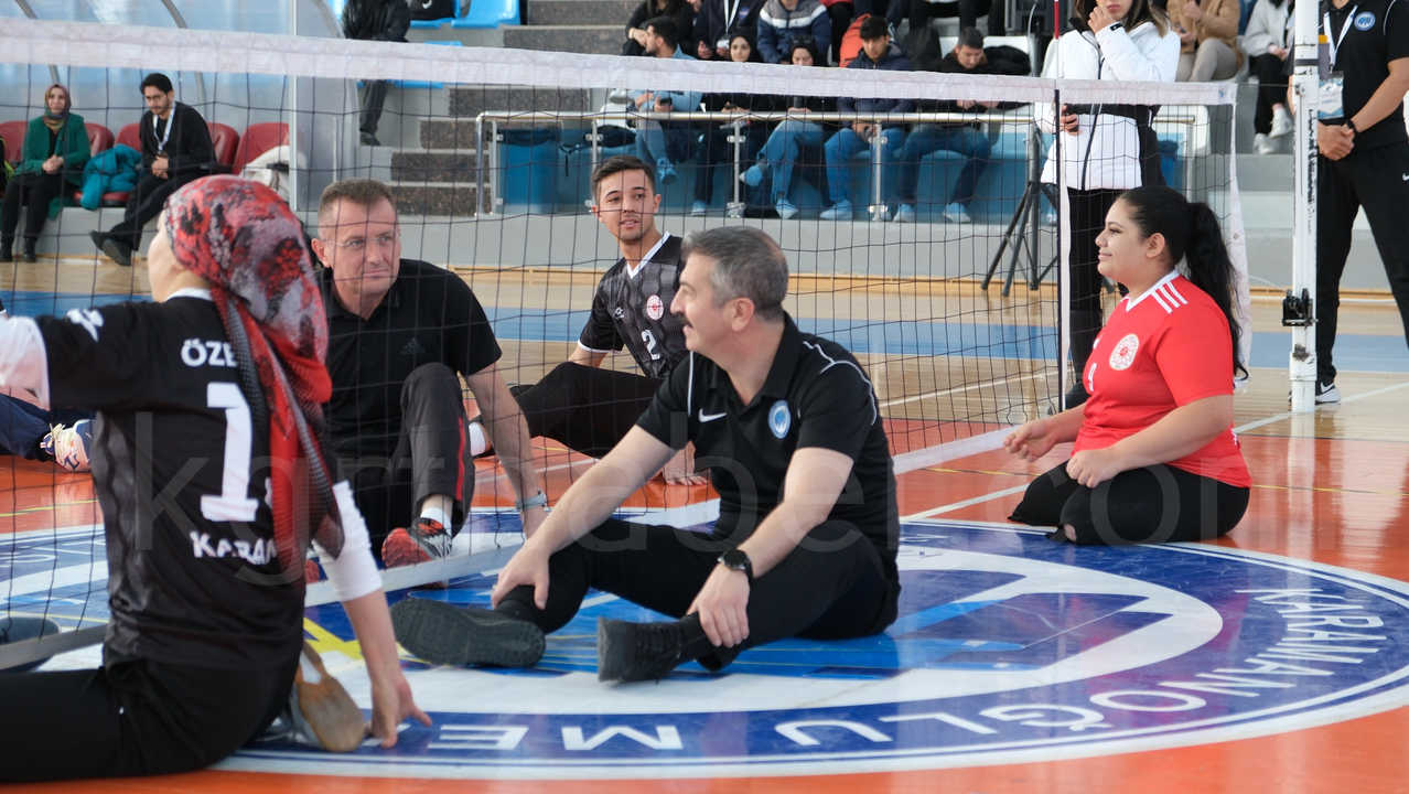 Kmude Farkindalik Maci Protokol Sporcularla Sahaya Indi4