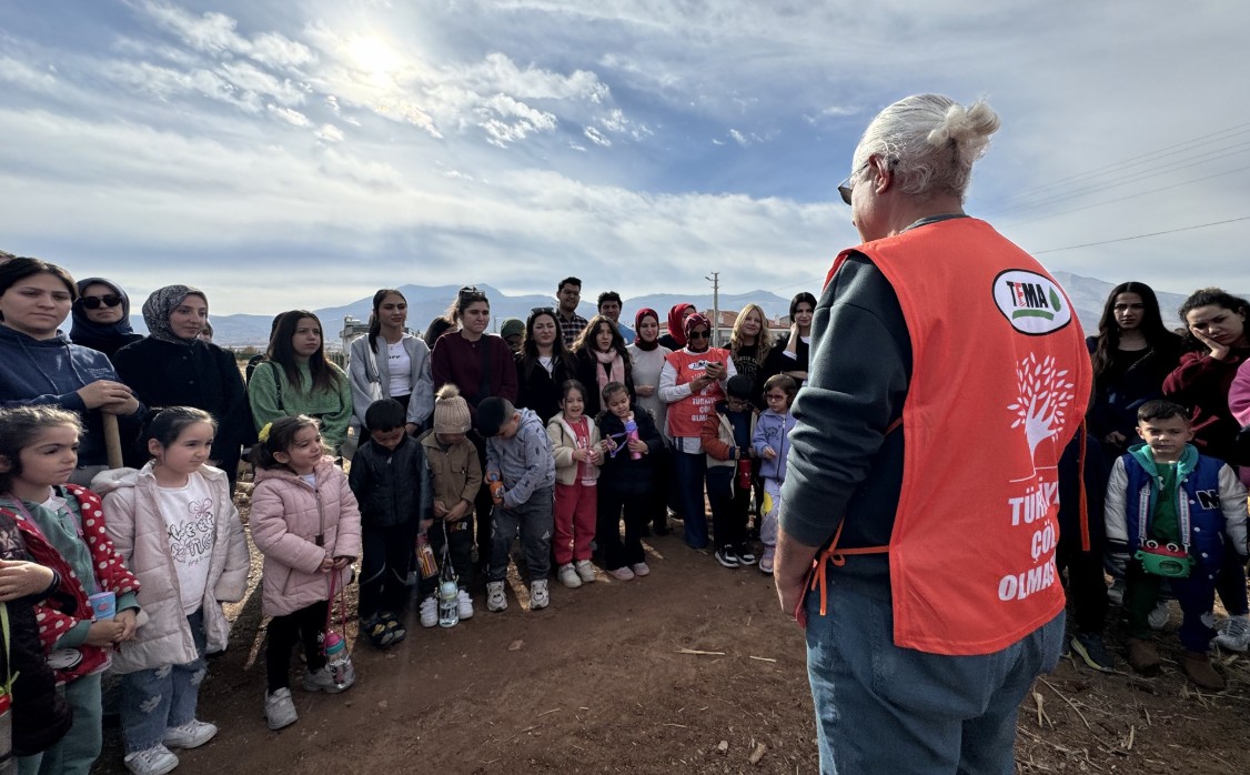 Kmude Ogrenciler Miniklerle Birlikte Fidan Dikti1
