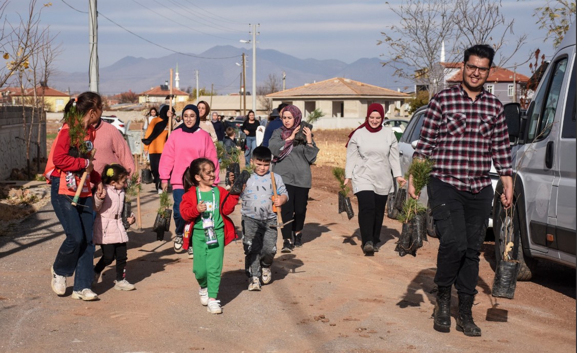 Kmude Ogrenciler Miniklerle Birlikte Fidan Dikti2