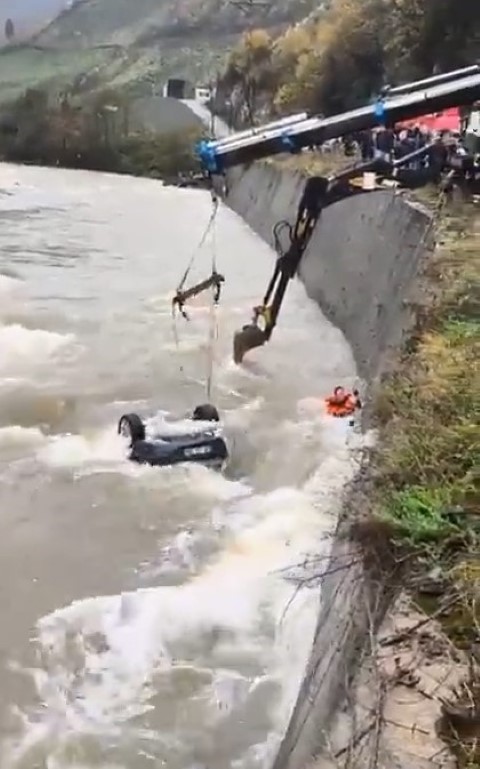 Mezar Yeri Bakmaya Giderken Dereye Ucan 2 Kisi Hayatini Kaybetti (3)