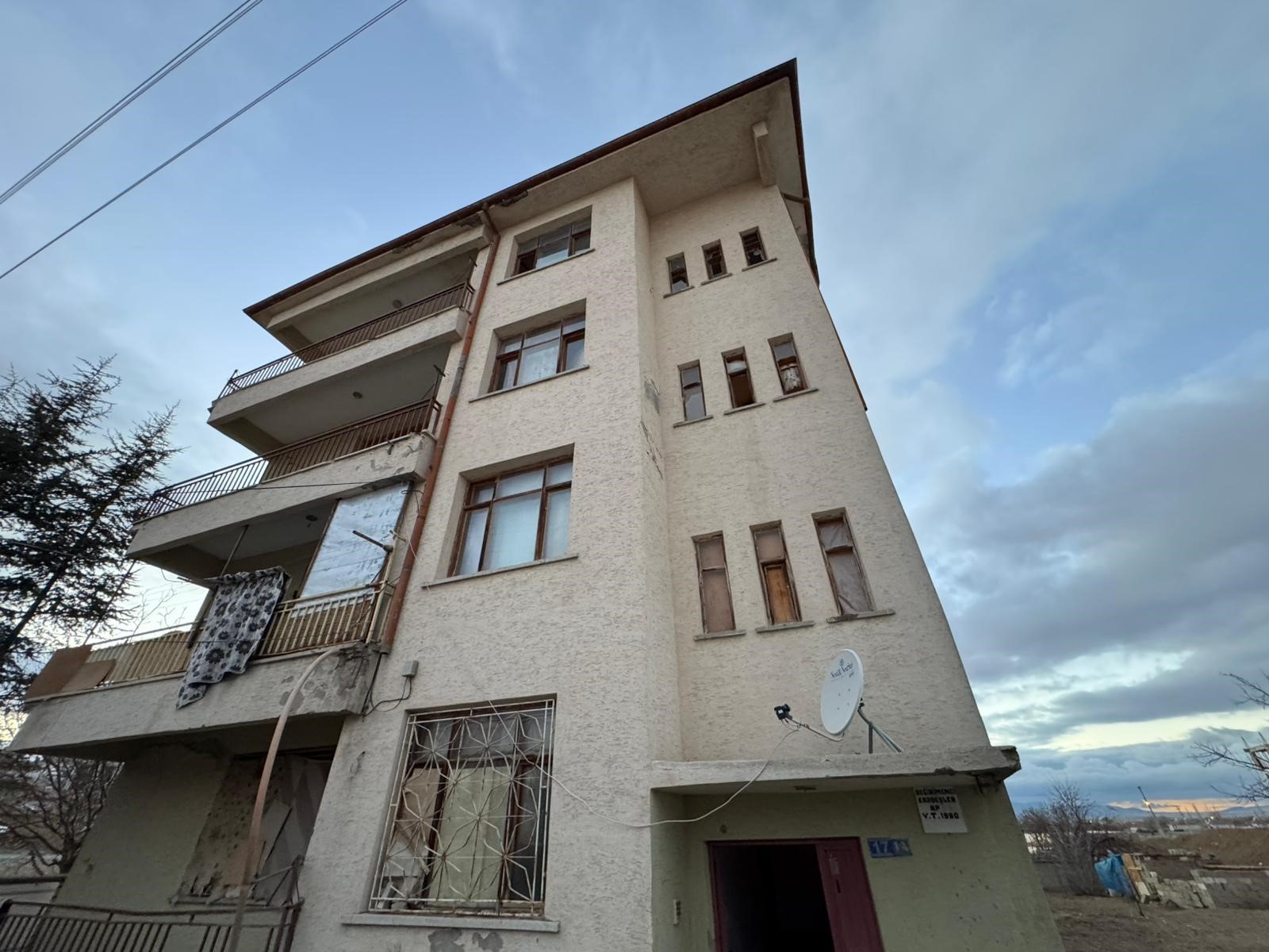 Polisleri Gorunce Ates Acti Evde Yangin Cikardi (3)