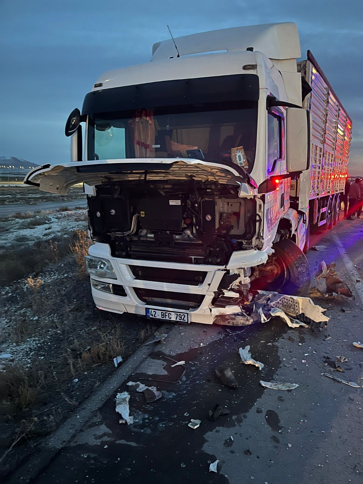 Tir Ile Otomobil Carpisti 1 Kisi Yaralandi (2)