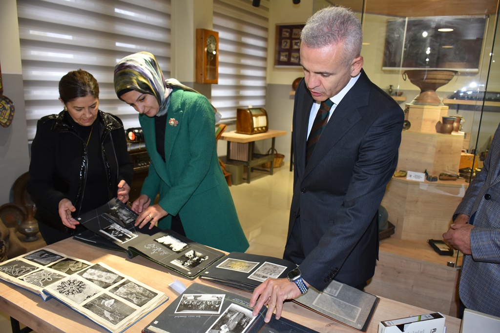 Vali Cicekli Okul Ziyaretlerine Devam Ediyor (1)