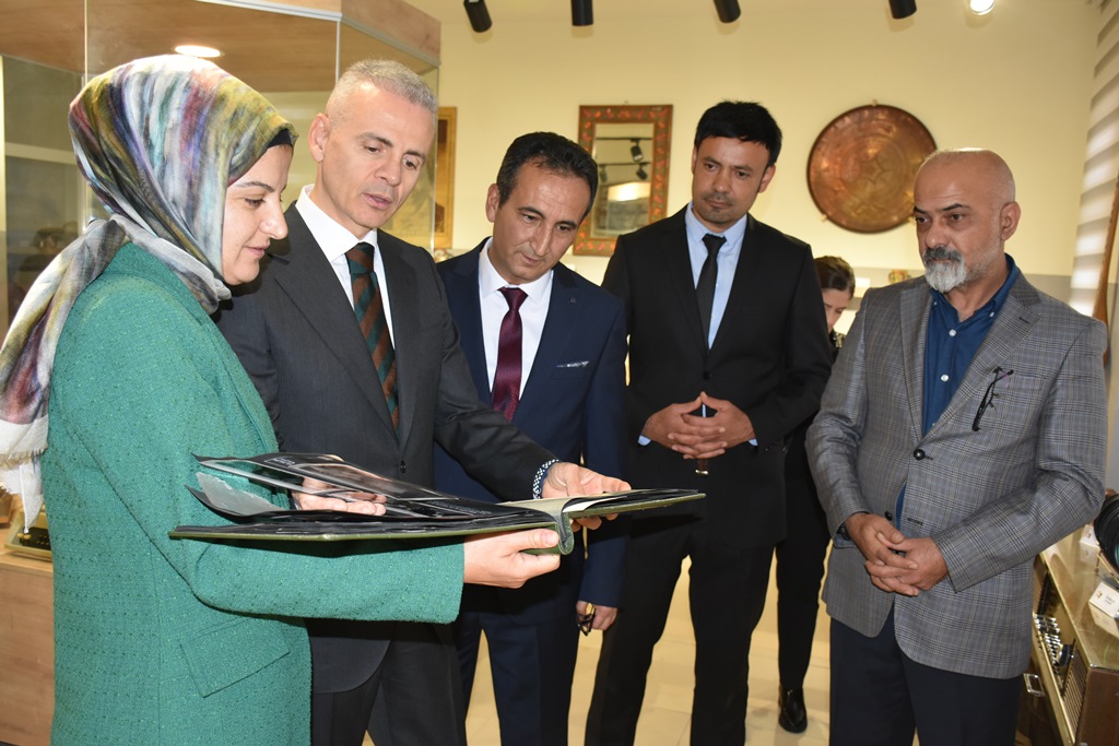 Vali Cicekli Okul Ziyaretlerine Devam Ediyor (2)