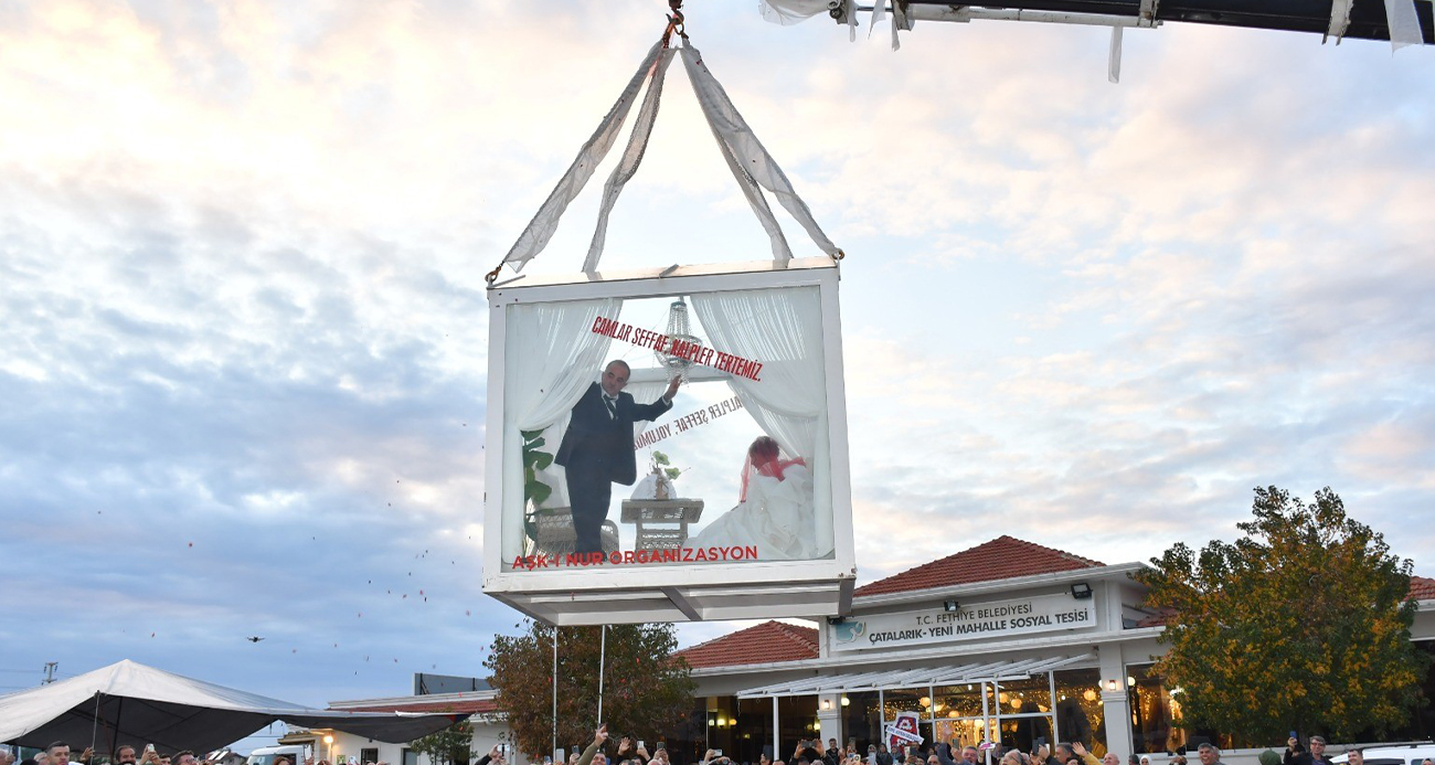 goren-donup-bir-daha-bakti-gelin-ve-damat-cam-fanusta1