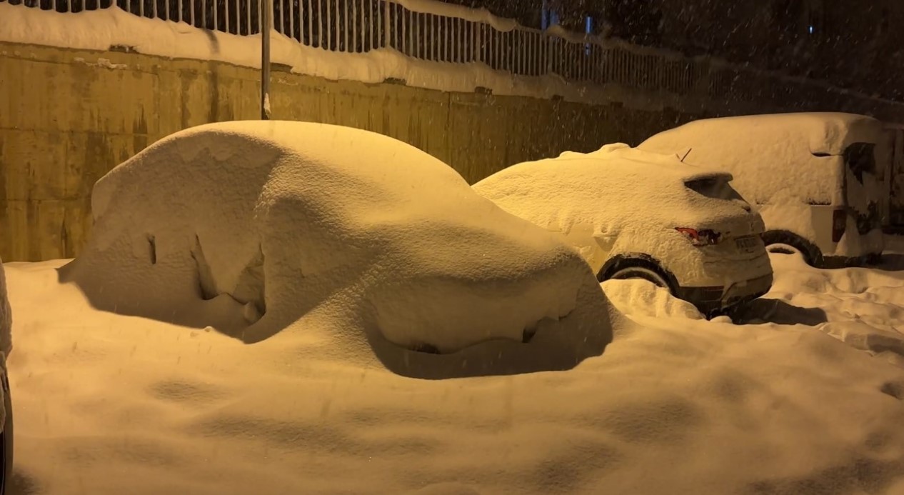 Yuksekovada Kar Kalinligi 40 Santimetreyi Asti Ilce Beyaza Burundu1