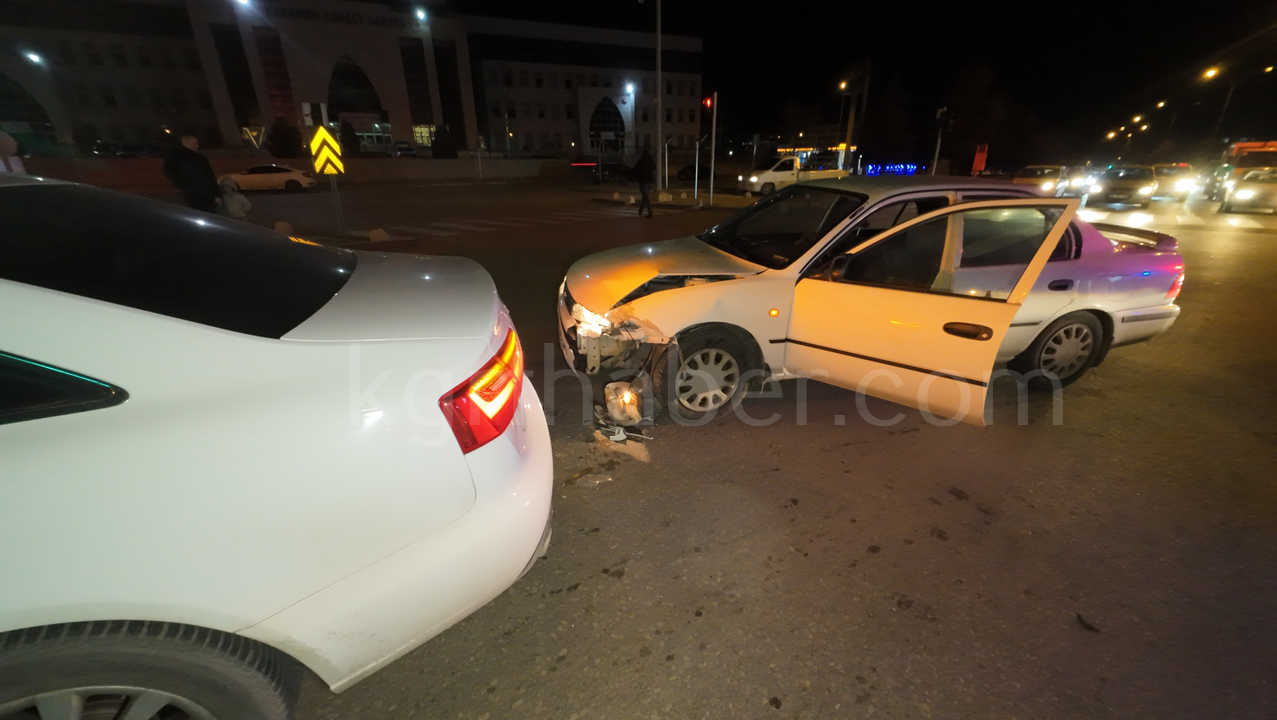 Adliye Kavsaginda Iki Otomobil Carpisti 1 Yarali0