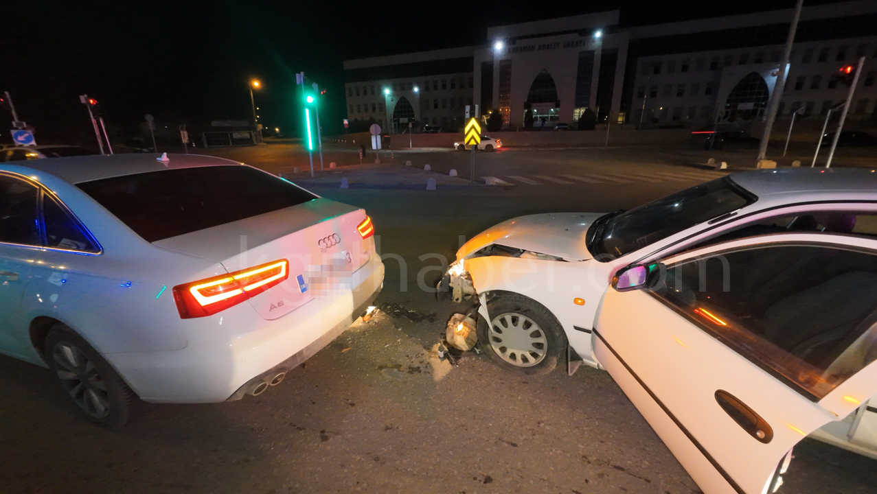 Adliye Kavsaginda Iki Otomobil Carpisti 1 Yarali1