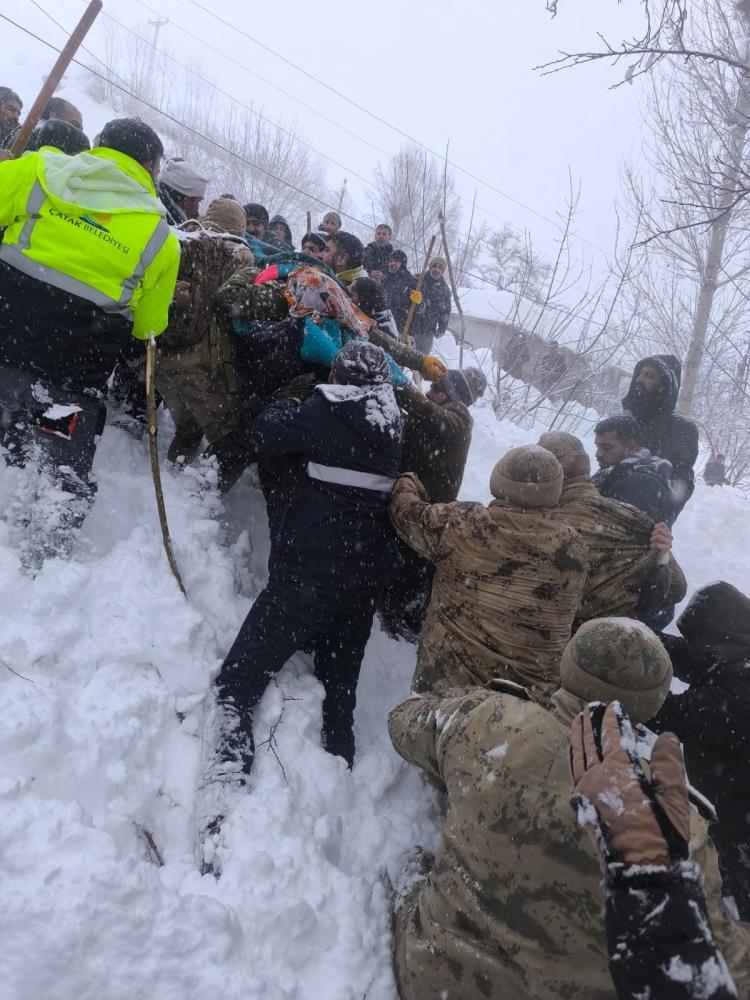 vanda-ilceye-cig-dustu-1-kisi-kayboldu-22-ev-bosaltildi1