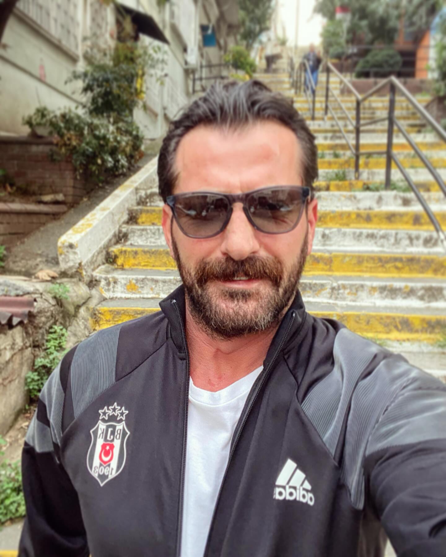 Burc Kumbetlioglu Uzak Sehirden Ayriliyor Mu (1)