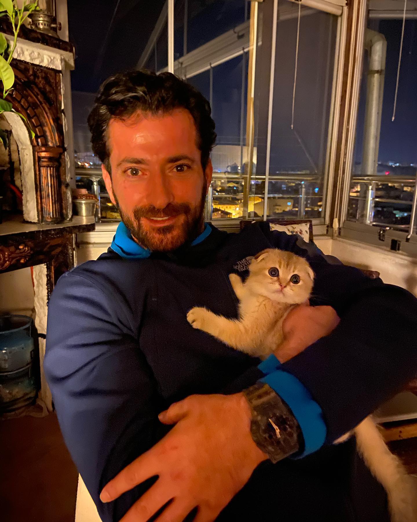 Burc Kumbetlioglu Uzak Sehirden Ayriliyor Mu (3)