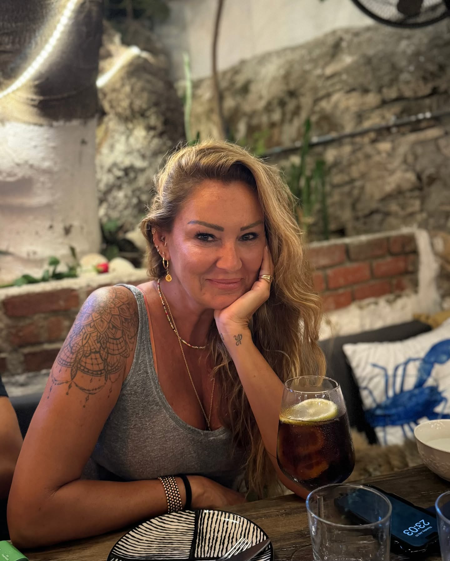 Cenazedeki Sakiz Cigneme Goruntuleri Tartisma Yaratti Pinar Altug Sessizligini Bozdu (2)